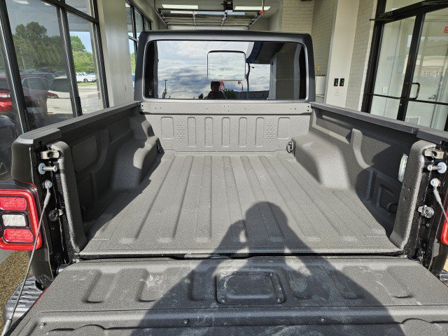 Used 2025 Jeep Gladiator Rubicon w/ Convenience Group AWD/4WD image 10