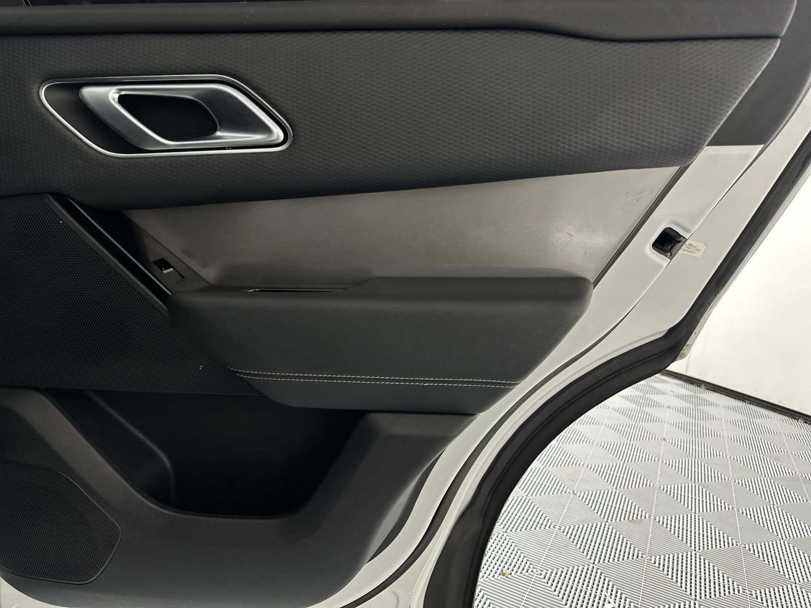 Used 2019 Land Rover Range Rover Velar S image 31