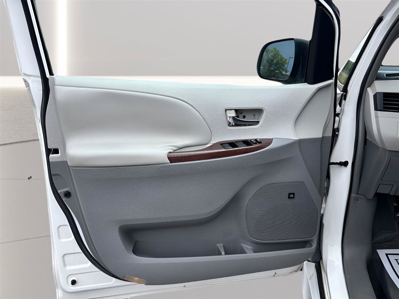 Used 2011 Toyota Sienna XLE w/ Premium Pkg FWD image 25
