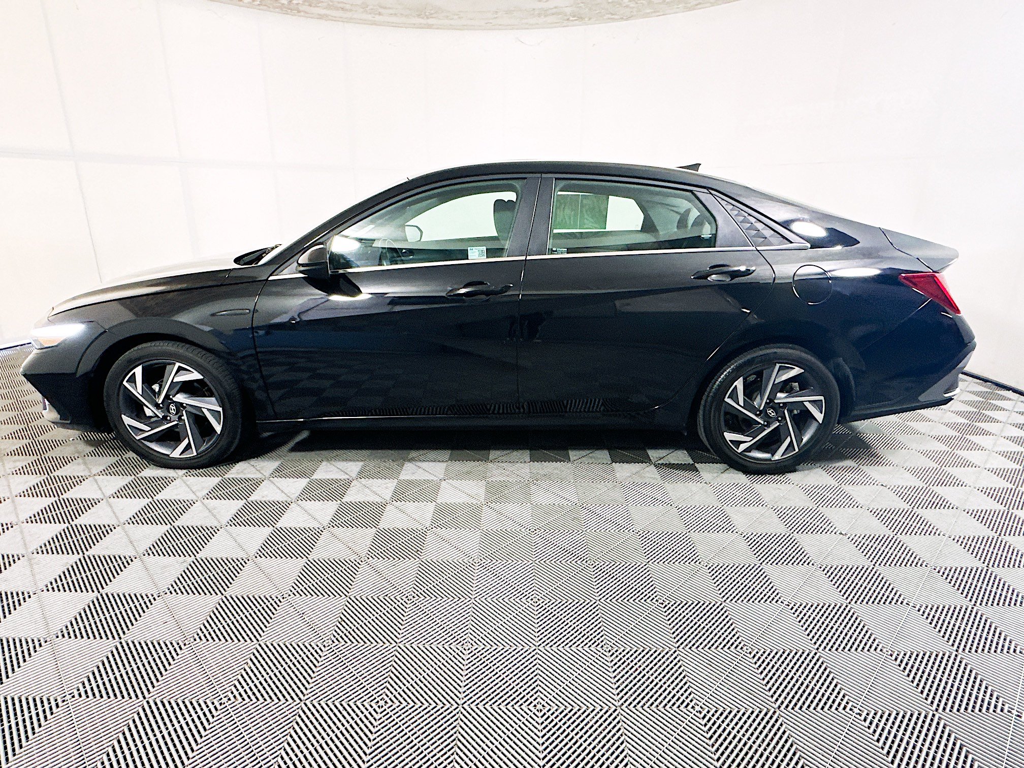 Used 2025 Hyundai Elantra SEL FWD image 6