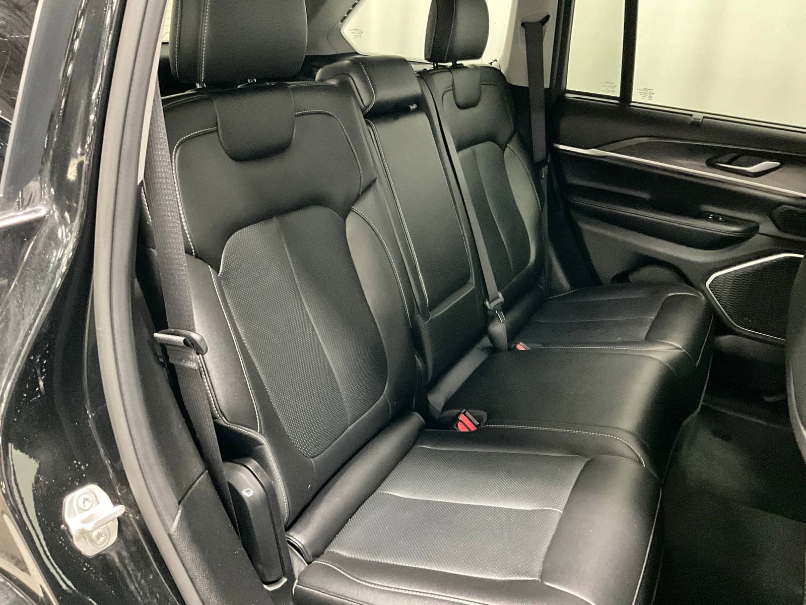 Used 2022 Jeep Grand Cherokee Limited 4xe w/ Luxury Tech Group II AWD/4WD image 25