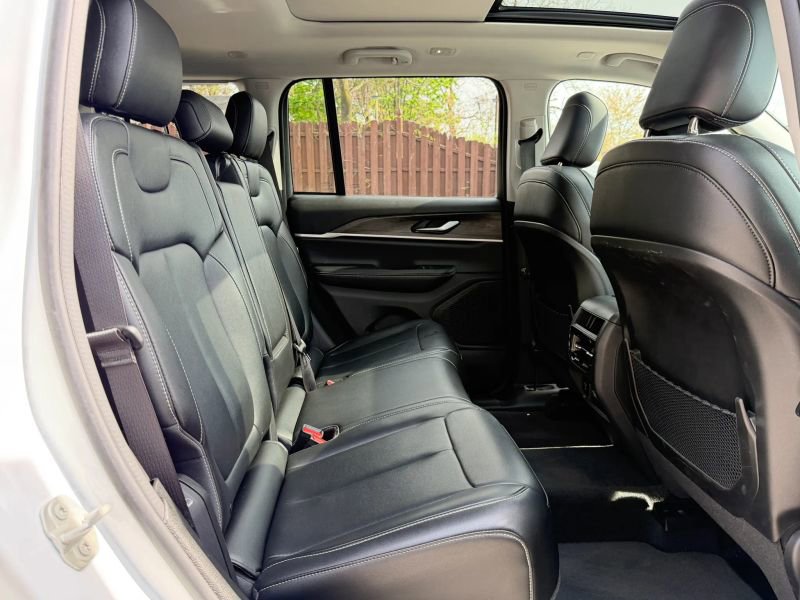 Used 2024 Jeep Grand Cherokee Limited image 24