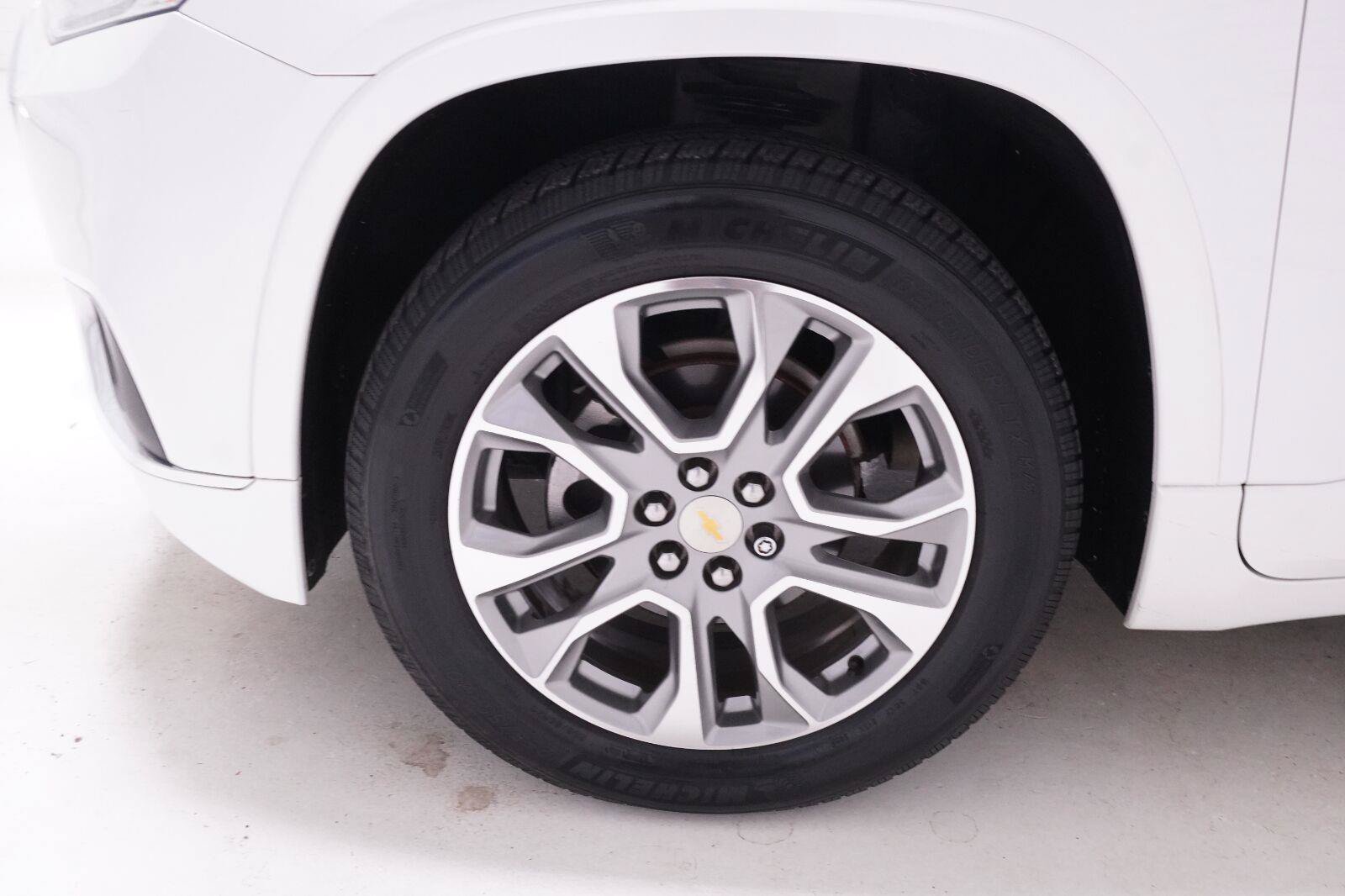 Used 2018 Chevrolet Traverse Premier w/ Driver Confidence II Package FWD image 41