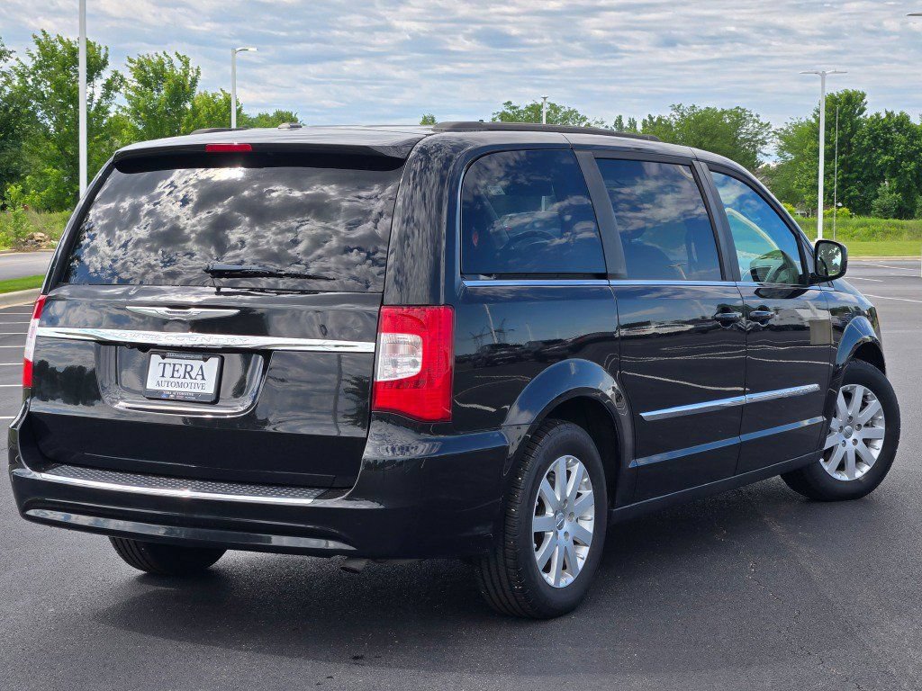 Used 2014 Chrysler Town & Country Touring FWD image 9