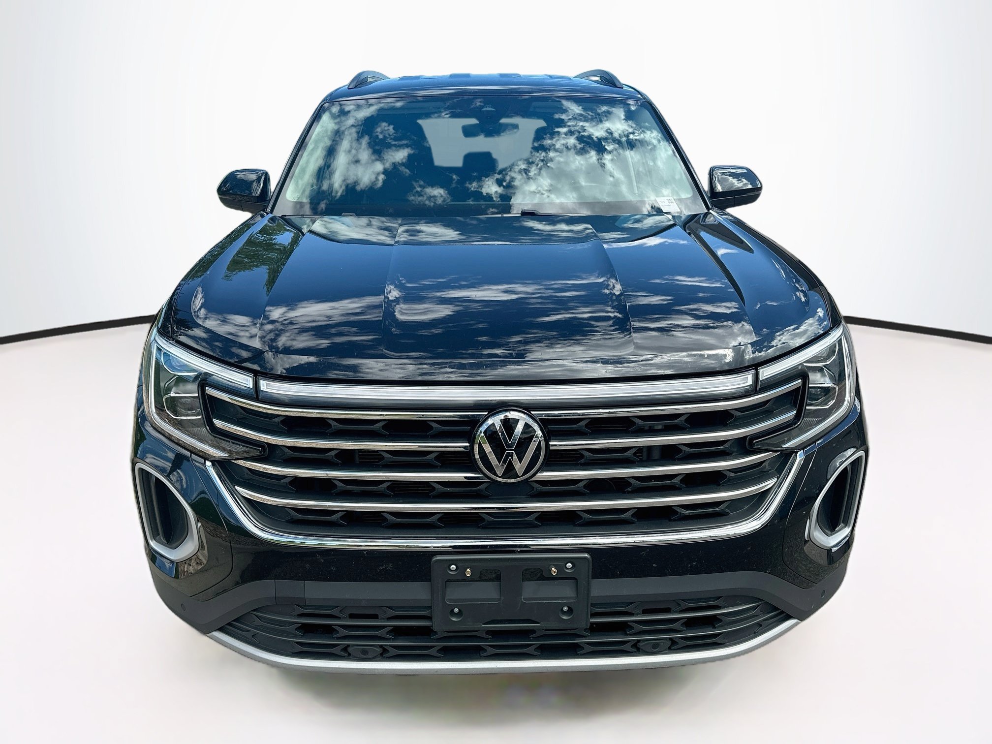 Used 2024 Volkswagen Atlas SE AWD/4WD image 2