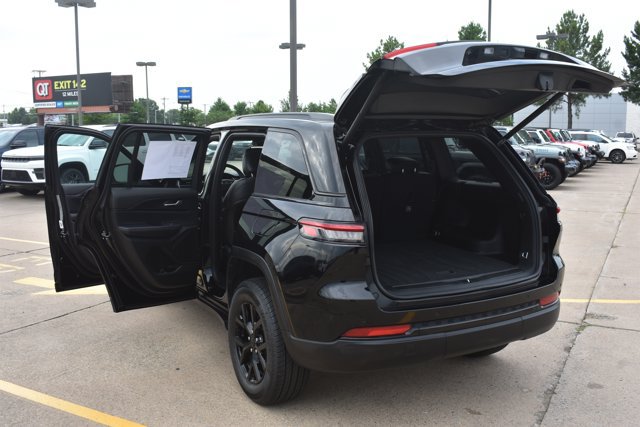 Used 2024 Jeep Grand Cherokee Altitude RWD image 15