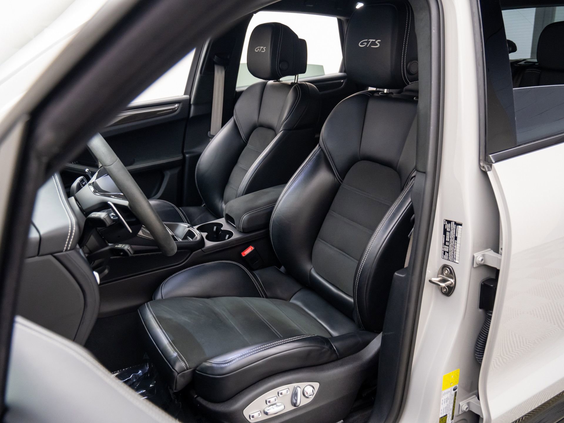 Certified 2024 Porsche Macan GTS image 5