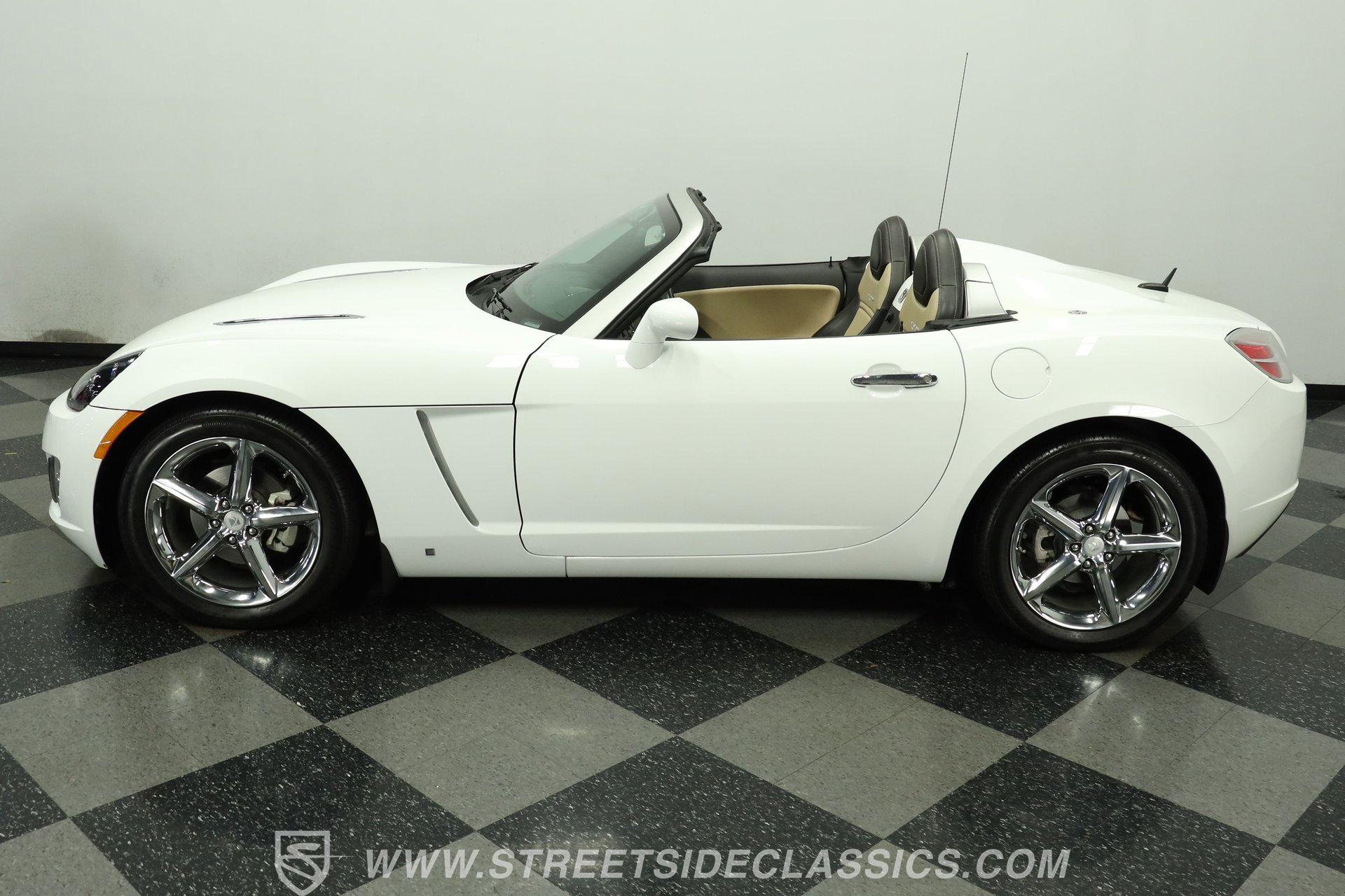 Used 2009 Saturn Sky Red Line RWD image 2