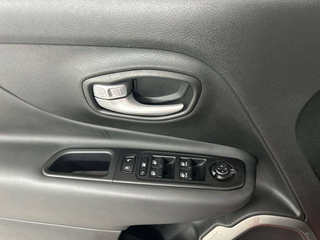 Used 2023 Jeep Renegade Latitude w/ Premium Group AWD/4WD image 11