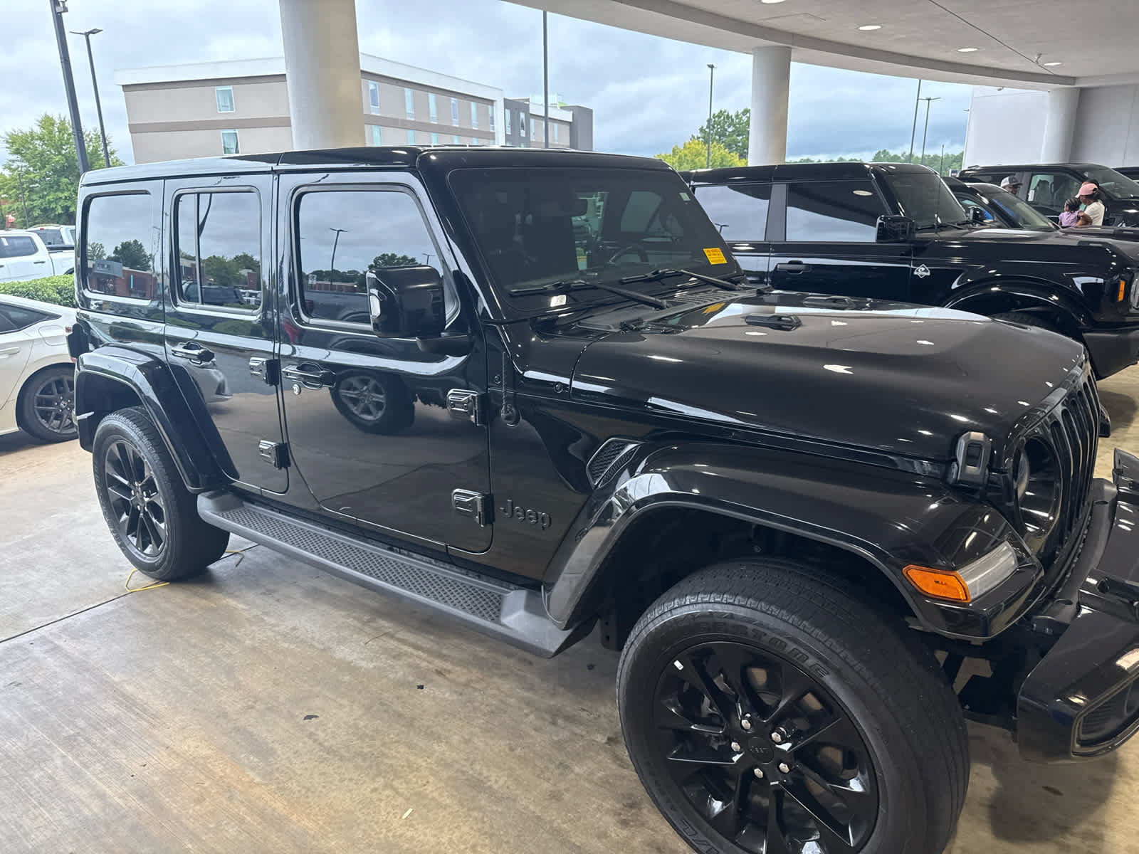 Used 2023 Jeep Wrangler Unlimited Sahara AWD/4WD image 6