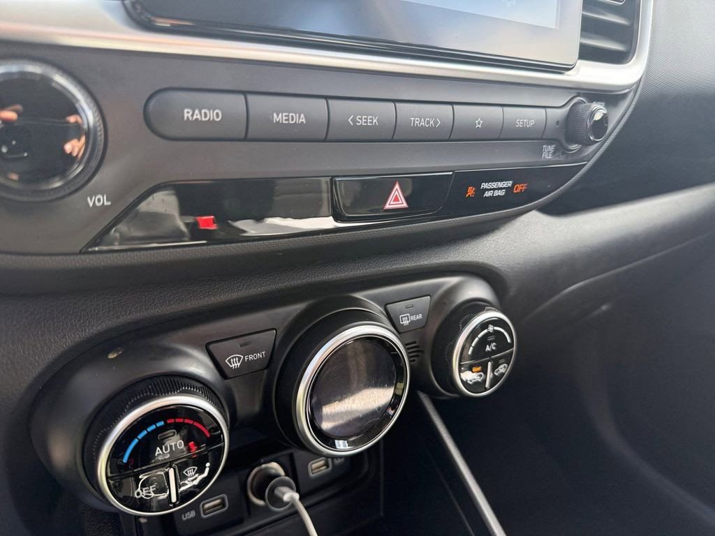 Used 2022 Hyundai Venue SEL image 21