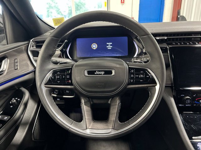 Used 2023 Jeep Grand Cherokee Overland AWD/4WD image 15