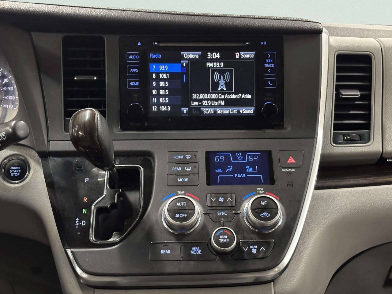 Used 2015 Toyota Sienna XLE FWD image 27