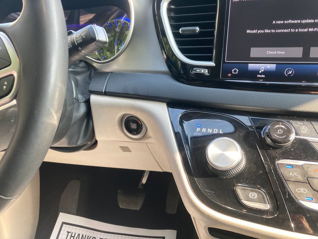 Used 2023 Chrysler Pacifica Touring-L FWD image 21
