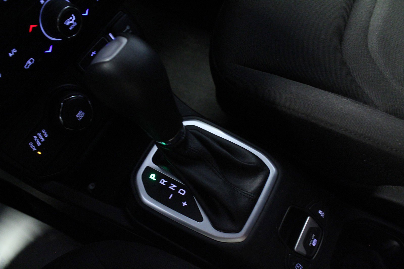 Used 2021 Jeep Renegade Latitude w/ Luxury Group I image 23