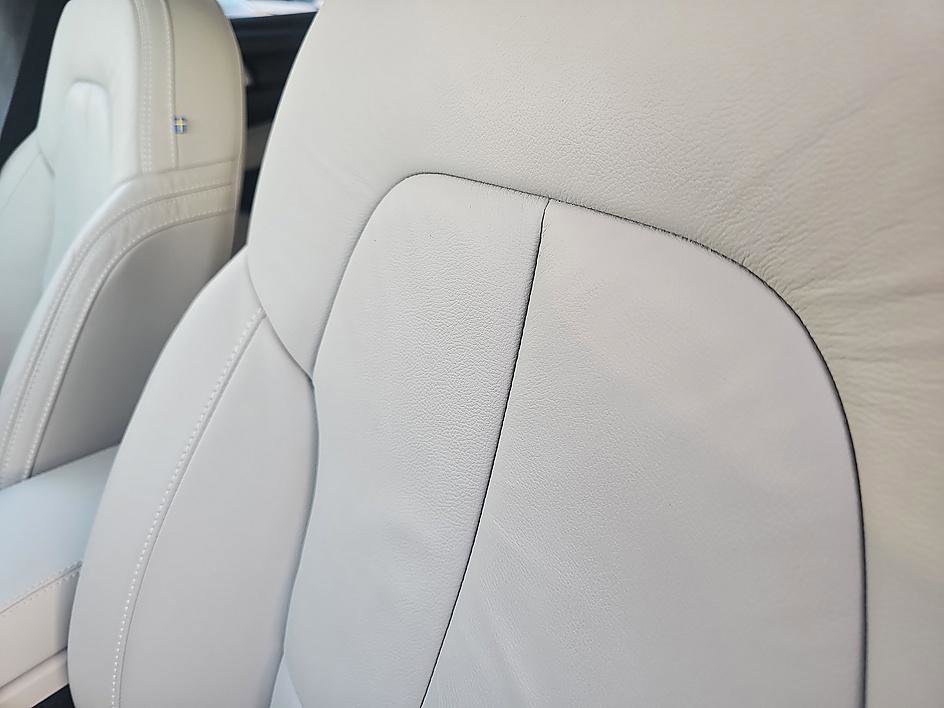 Used 2023 Volvo XC40 B5 Ultimate w/ Protection Package Premier image 17