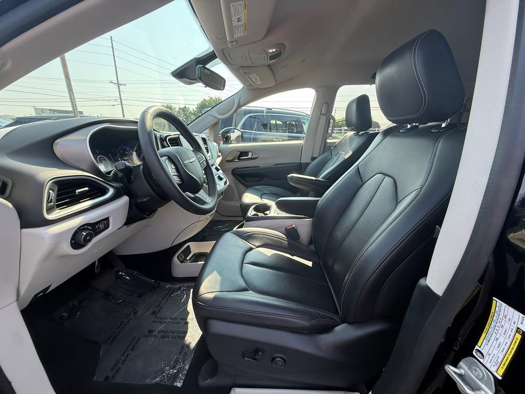 Used 2024 Chrysler Pacifica Touring-L FWD image 12