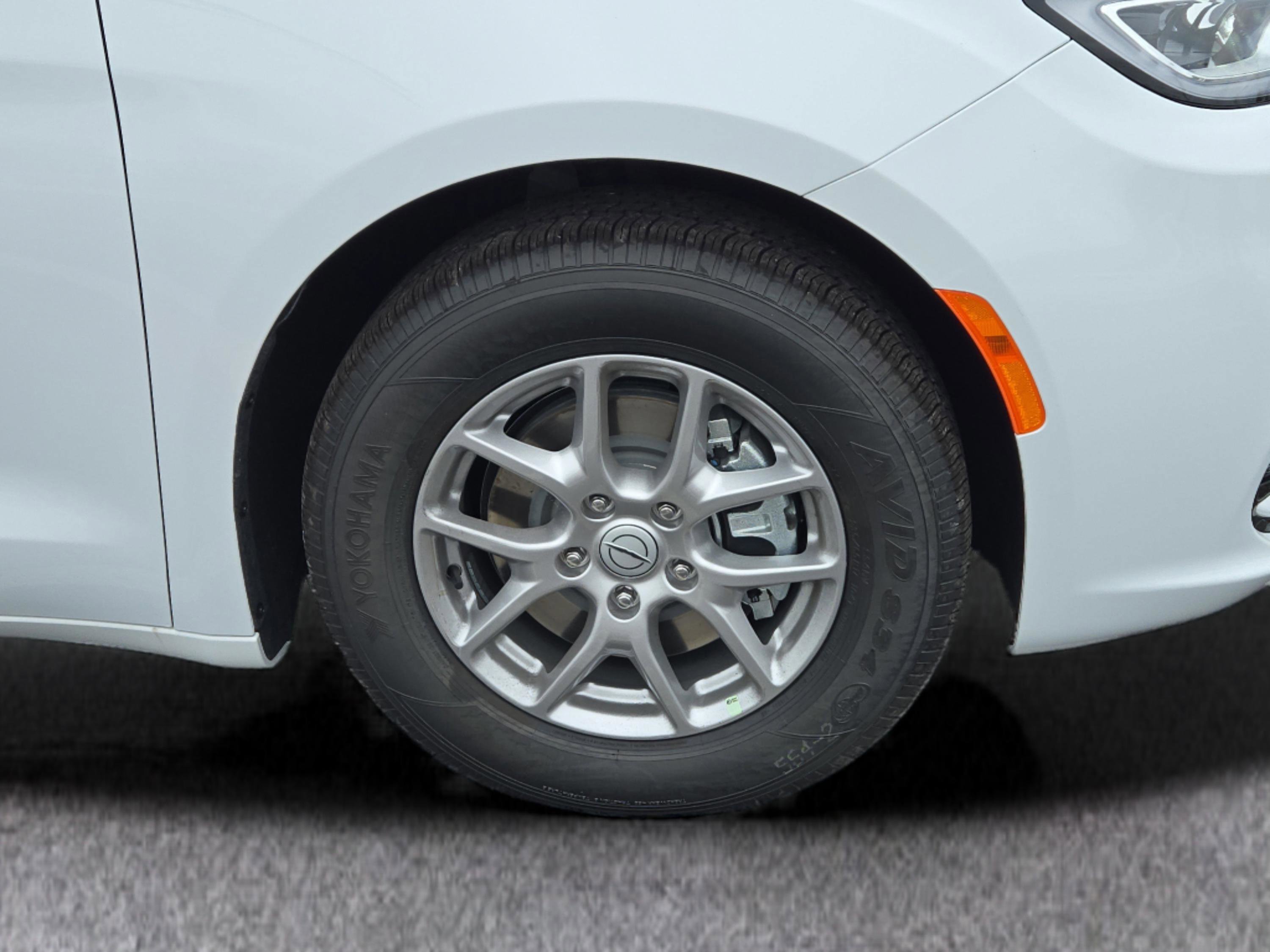 New 2026 Chrysler Pacifica Select image 4