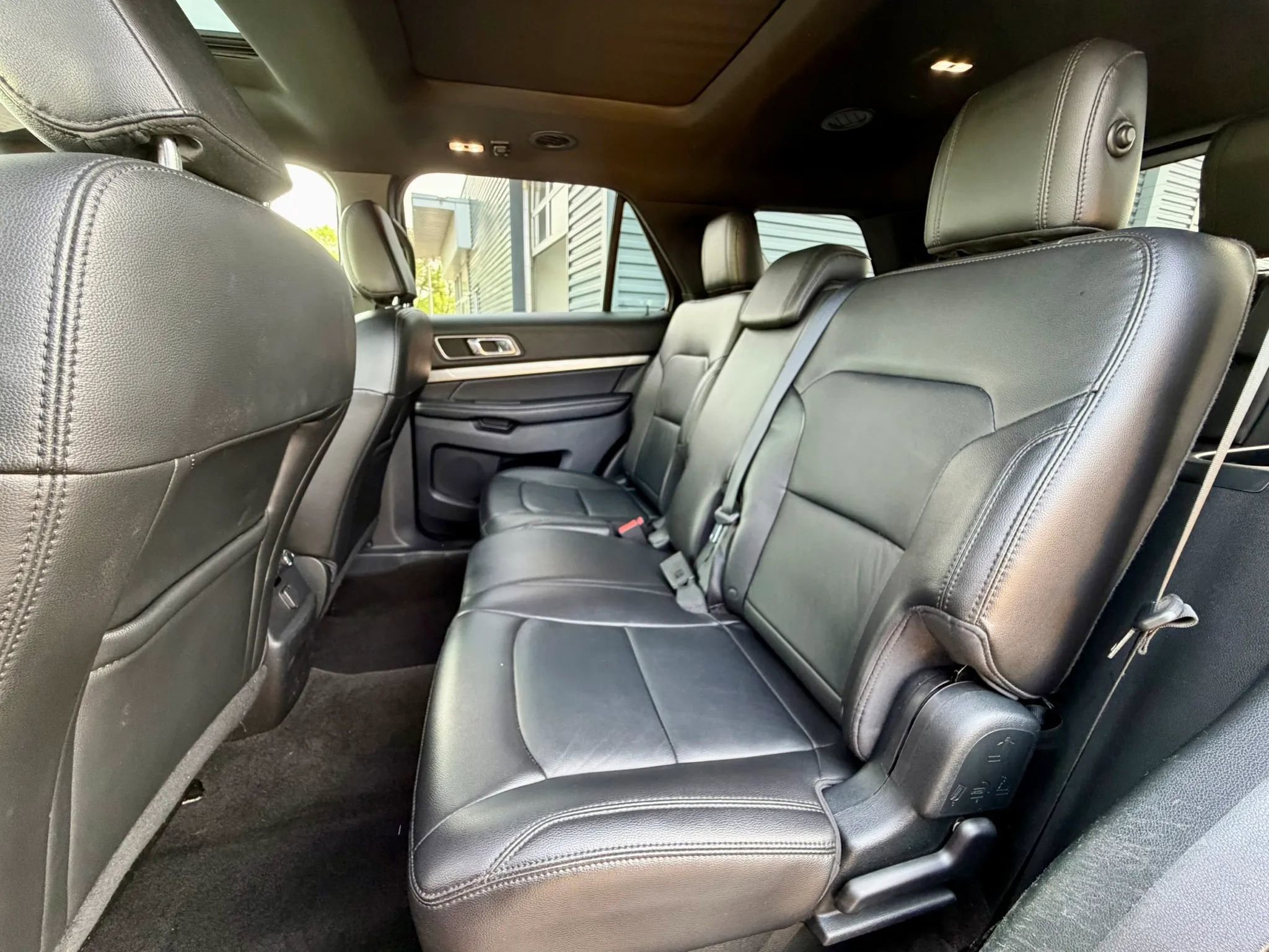 Used 2018 Ford Explorer XLT w/ Equipment Group 202A AWD/4WD image 34