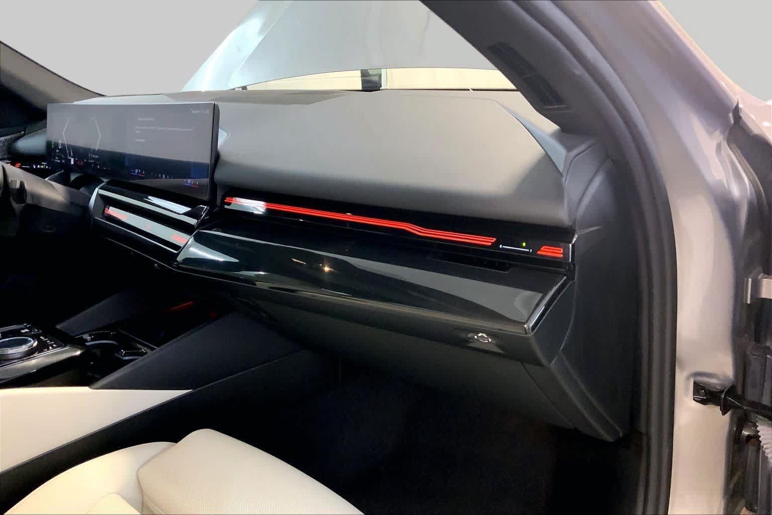 Certified 2024 BMW 530i xDrive w/ Premium Package AWD/4WD image 18