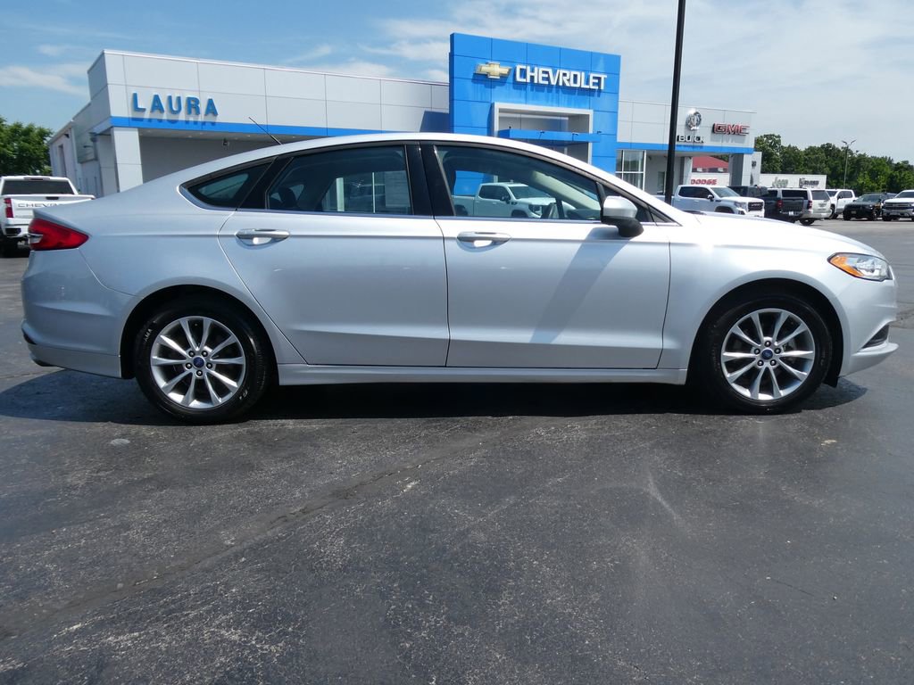 Used 2017 Ford Fusion SE FWD image 4