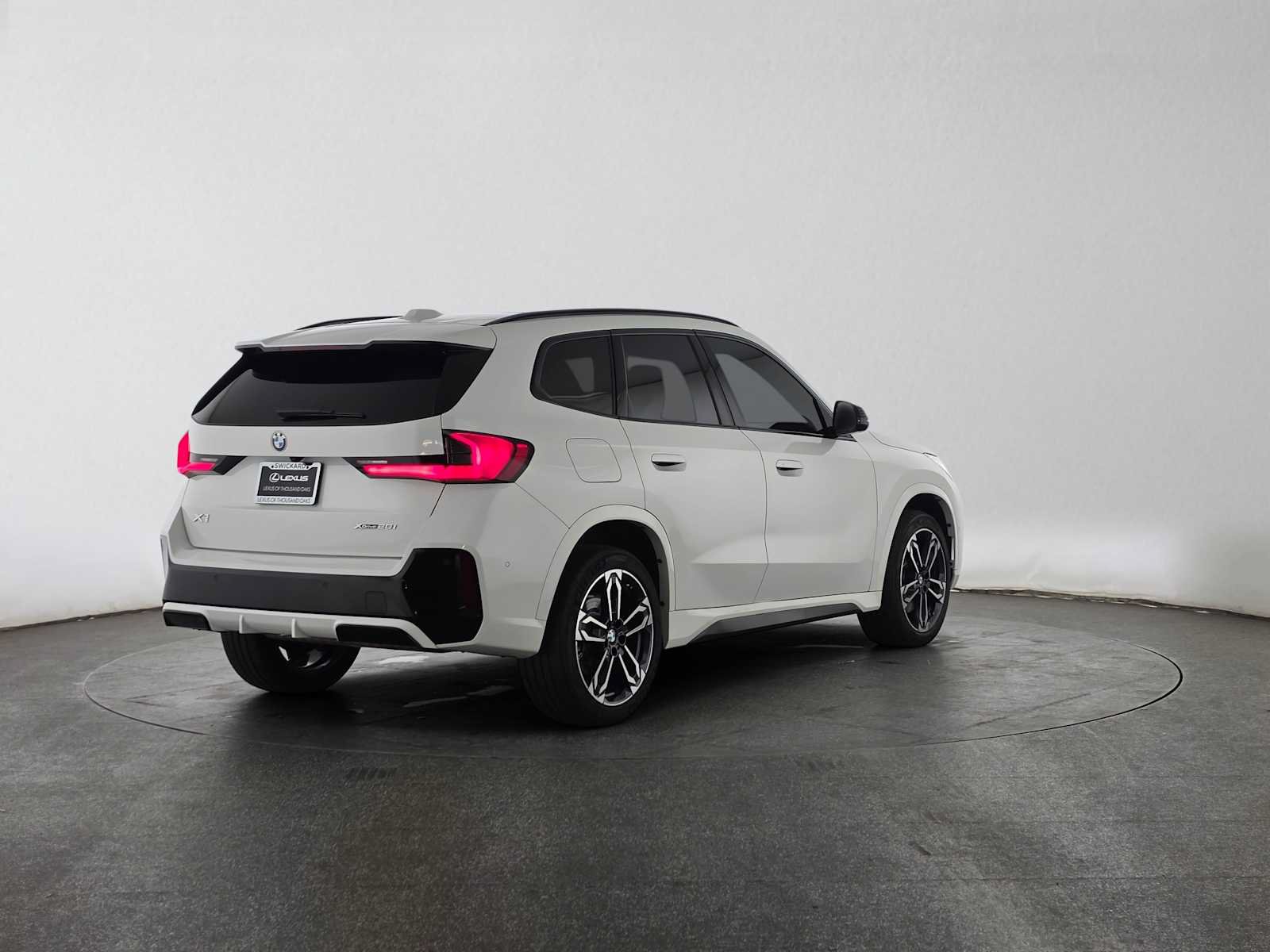 Used 2023 BMW X1 xDrive28i w/ M Sport Package AWD/4WD image 3