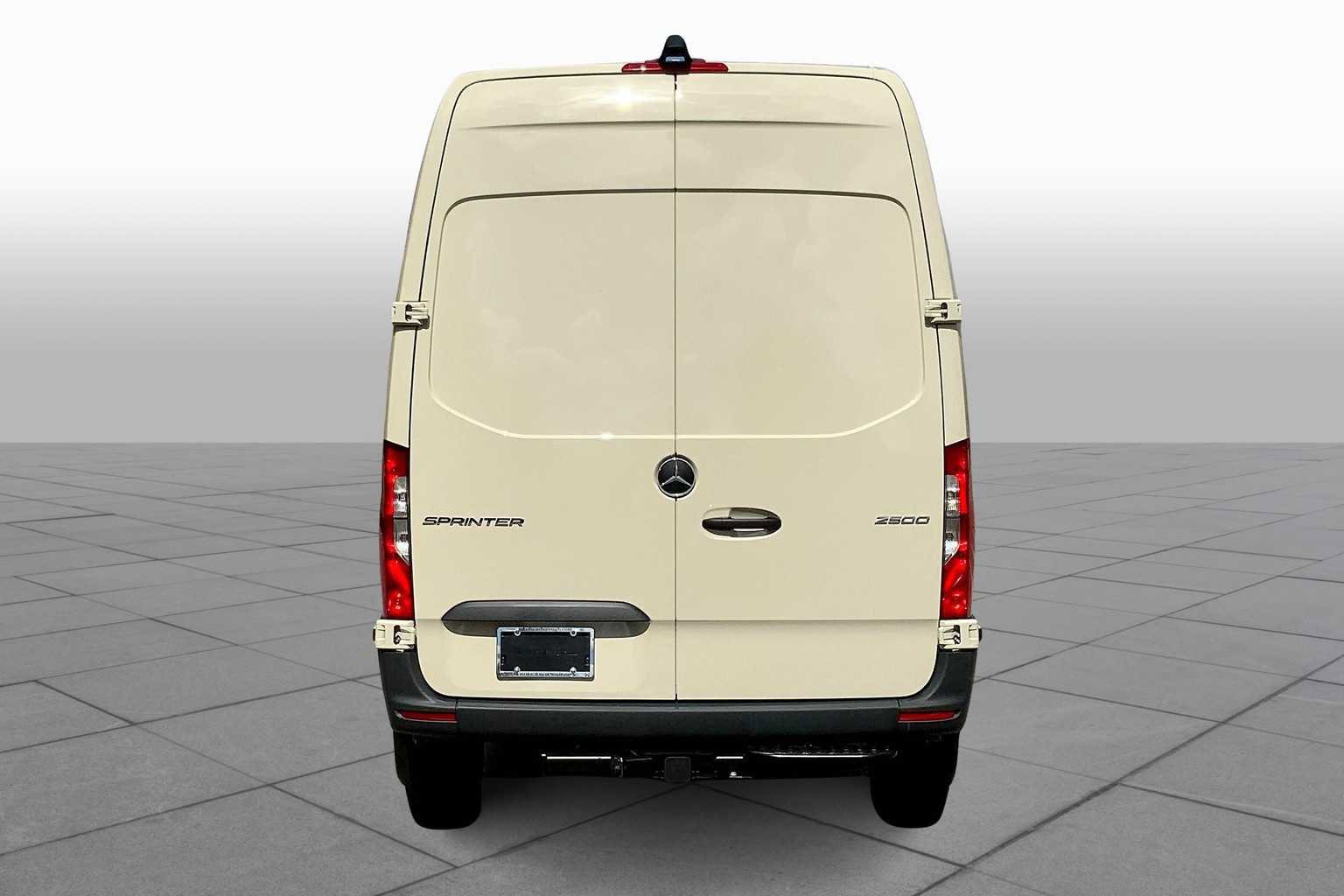 Used 2025 Mercedes-Benz Sprinter 2500 image 4