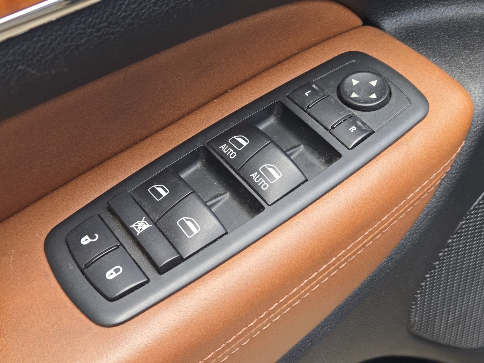 Used 2012 Jeep Grand Cherokee Overland AWD/4WD image 24