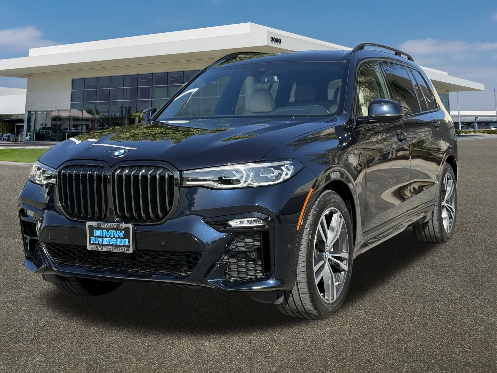 Used 2022 BMW X7 xDrive40i w/ M Sport Package image 4