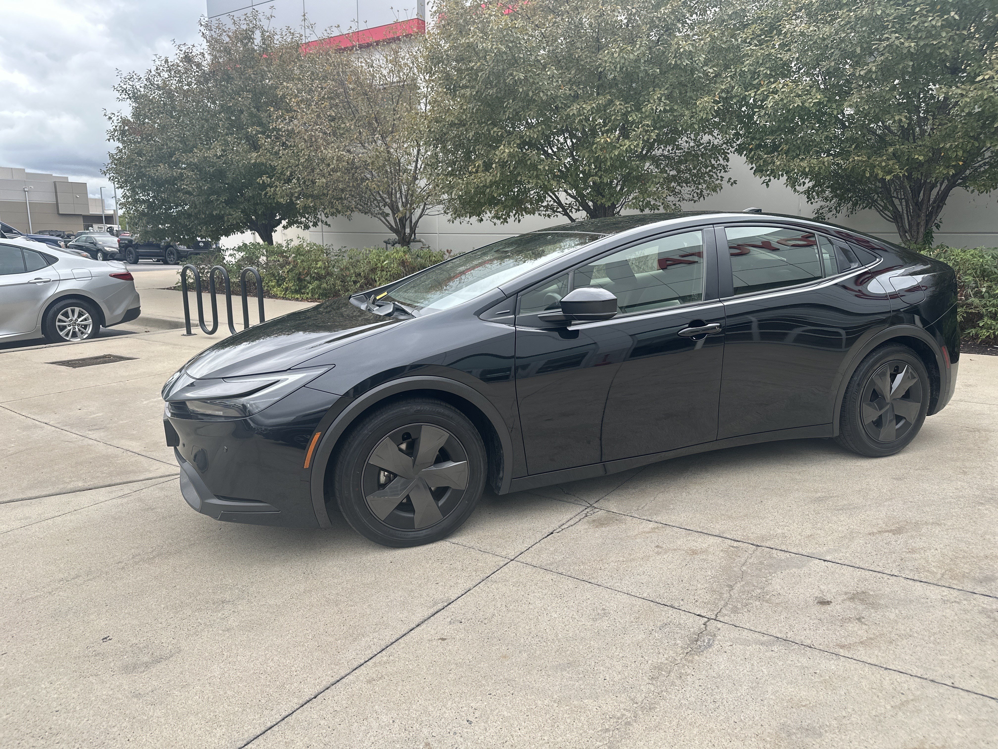Used 2025 Toyota Prius LE FWD image 3