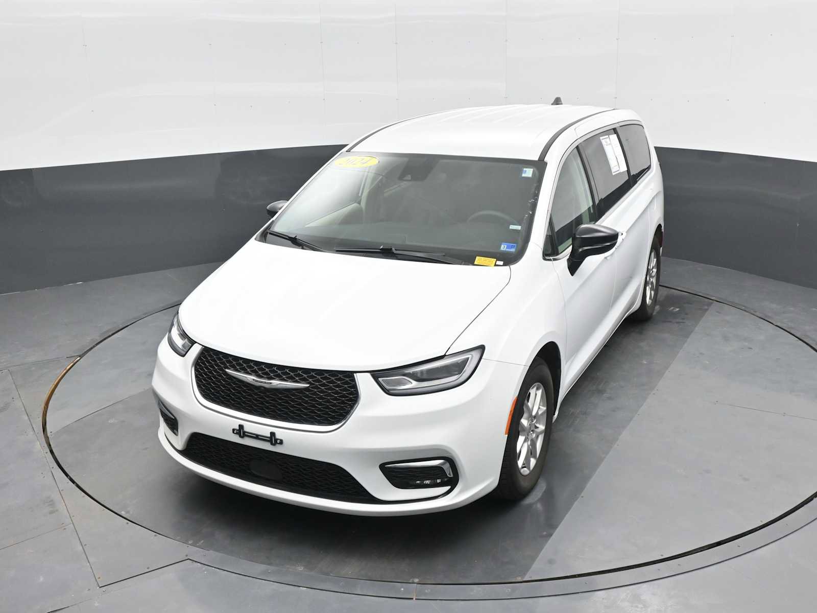 Used 2024 Chrysler Pacifica Touring-L image 12