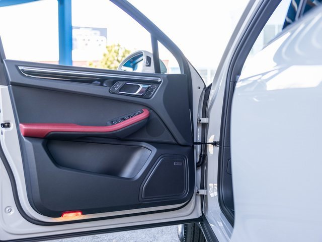 New 2026 Porsche Macan image 25