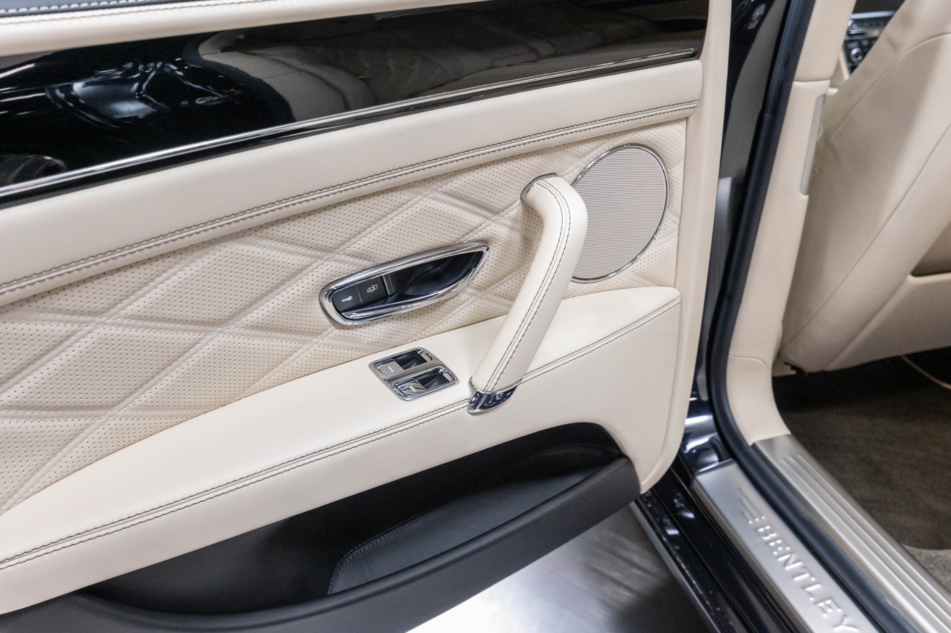Used 2015 Bentley Flying Spur V8 AWD/4WD image 12