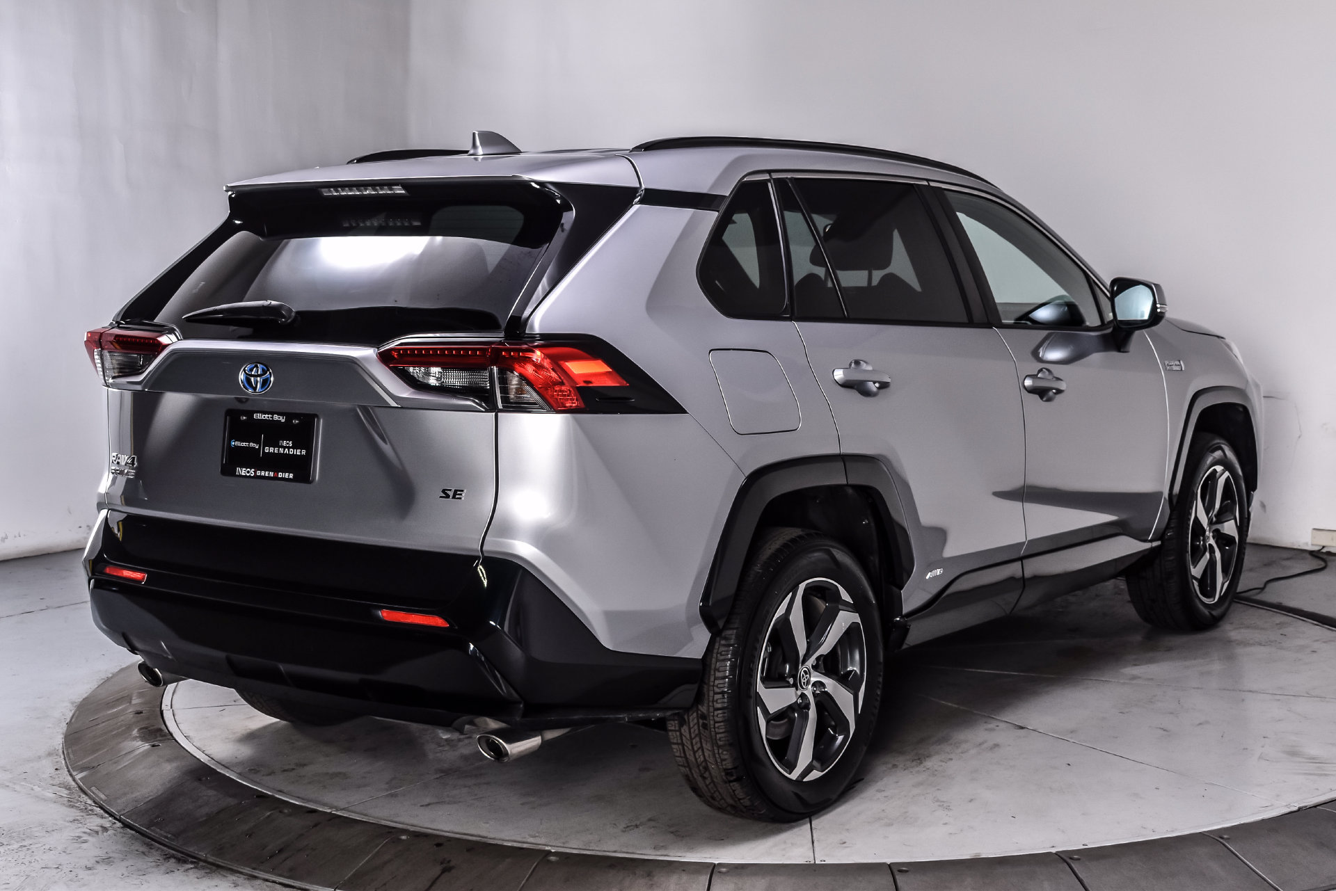 Used 2022 Toyota RAV4 SE w/ Weather & Moonroof Package AWD/4WD image 4