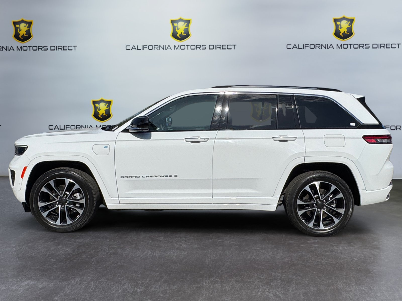 Used 2023 Jeep Grand Cherokee Overland w/ Advanced Protech Group III AWD/4WD image 2