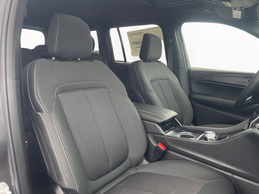 New 2026 Jeep Grand Cherokee Laredo image 15