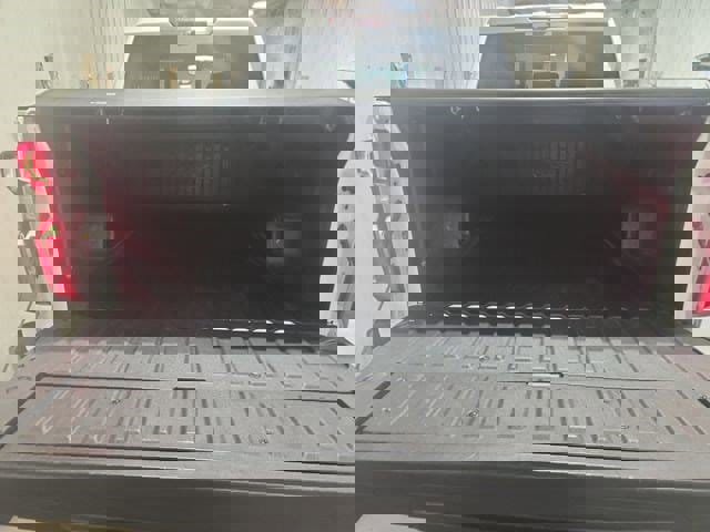 Used 2021 Chevrolet Silverado 1500 High Country w/ Technology Package image 9