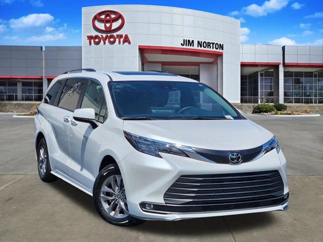 Used 2026 Toyota Sienna XLE FWD image 1
