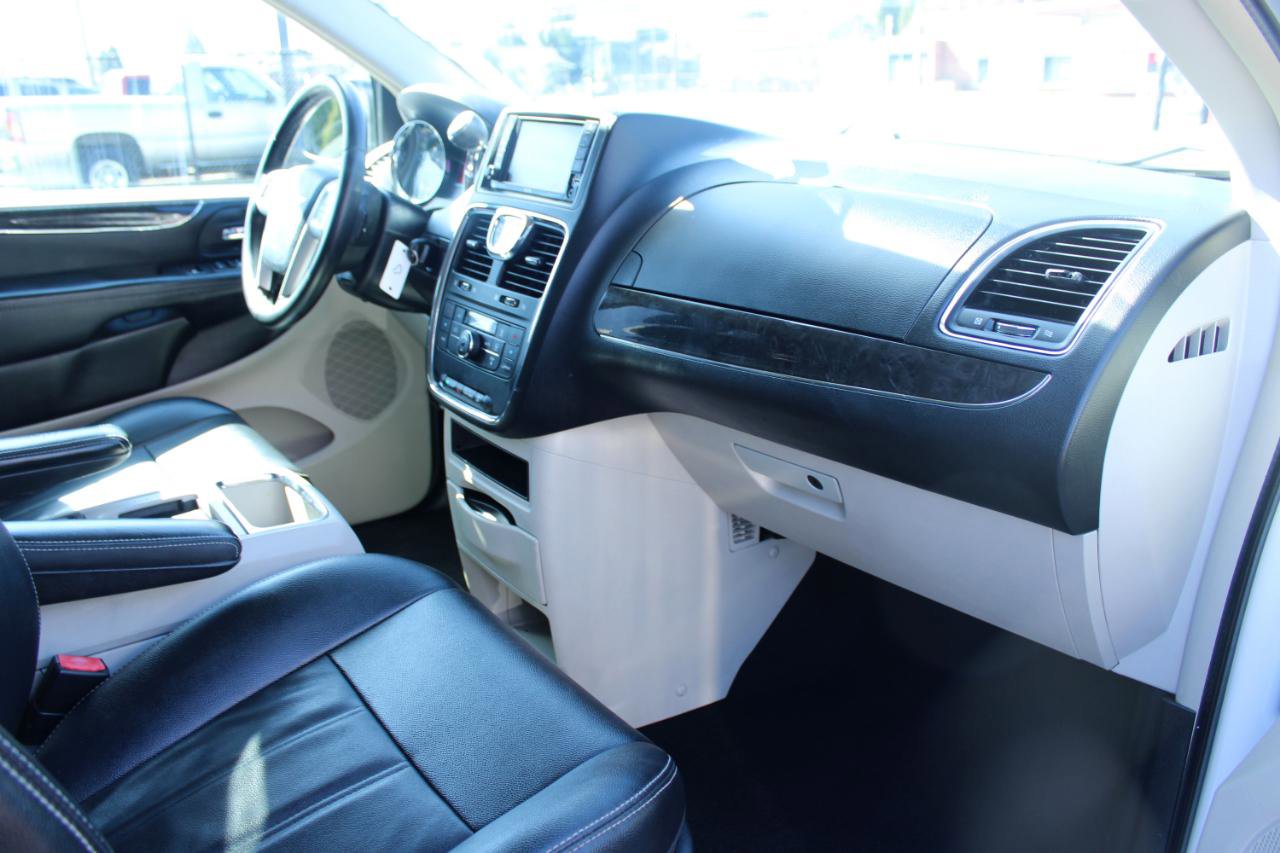 Used 2016 Chrysler Town & Country Touring FWD image 16