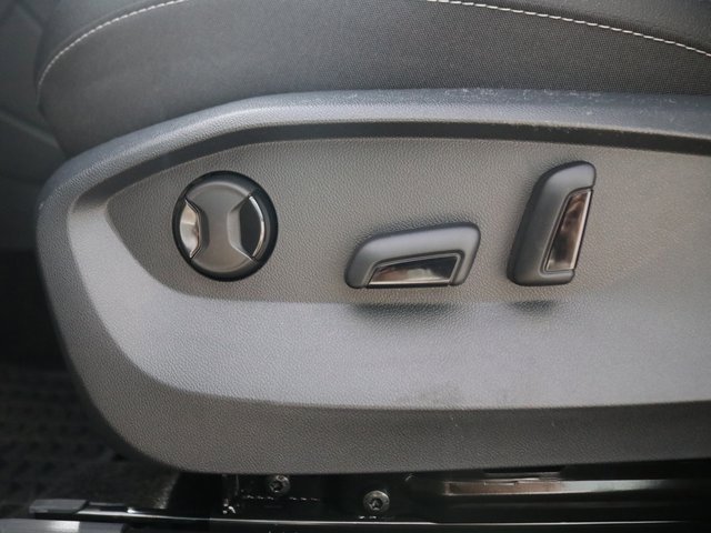 New 2025 Volkswagen Taos SE image 9