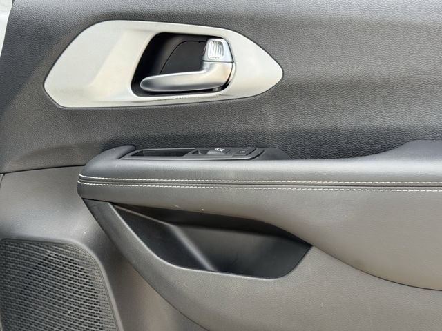 Used 2024 Chrysler Pacifica Limited FWD image 27