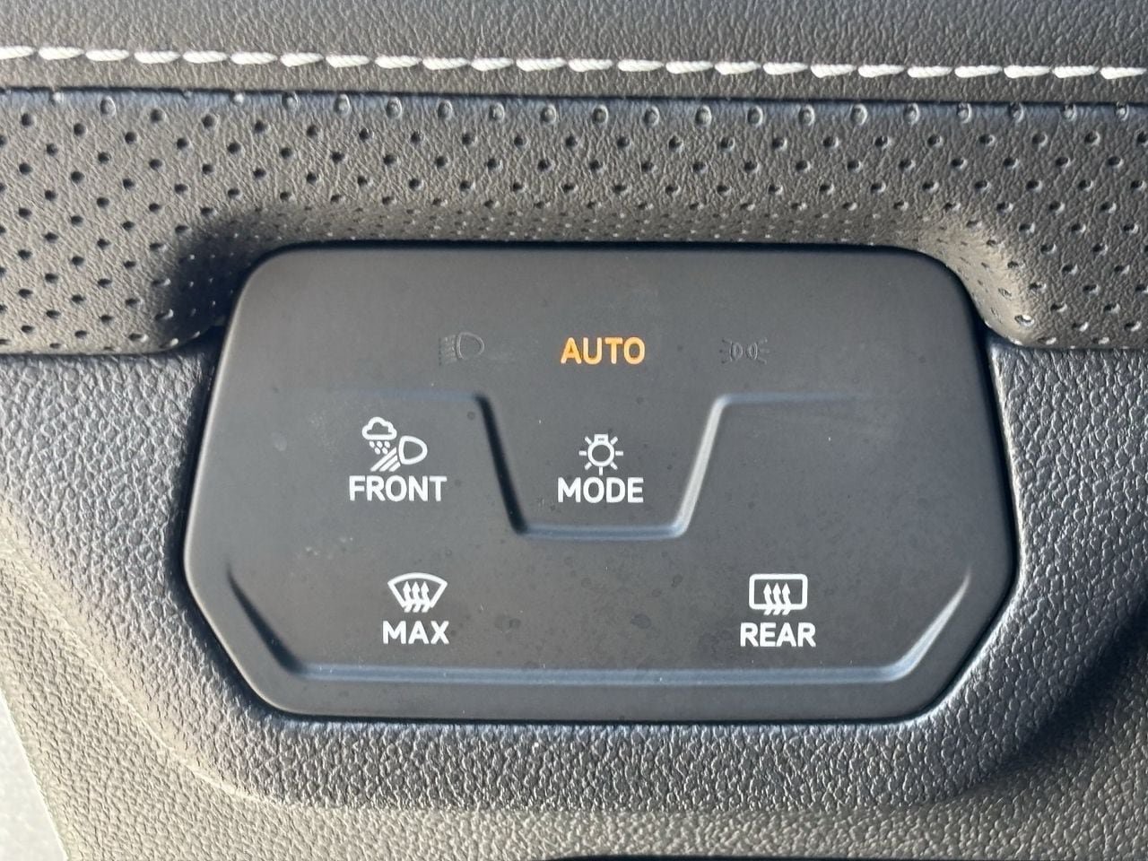 Used 2025 Volkswagen Atlas SE FWD image 29