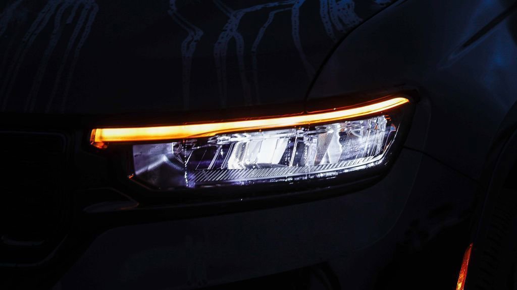 New 2025 Jeep Grand Cherokee Altitude image 5