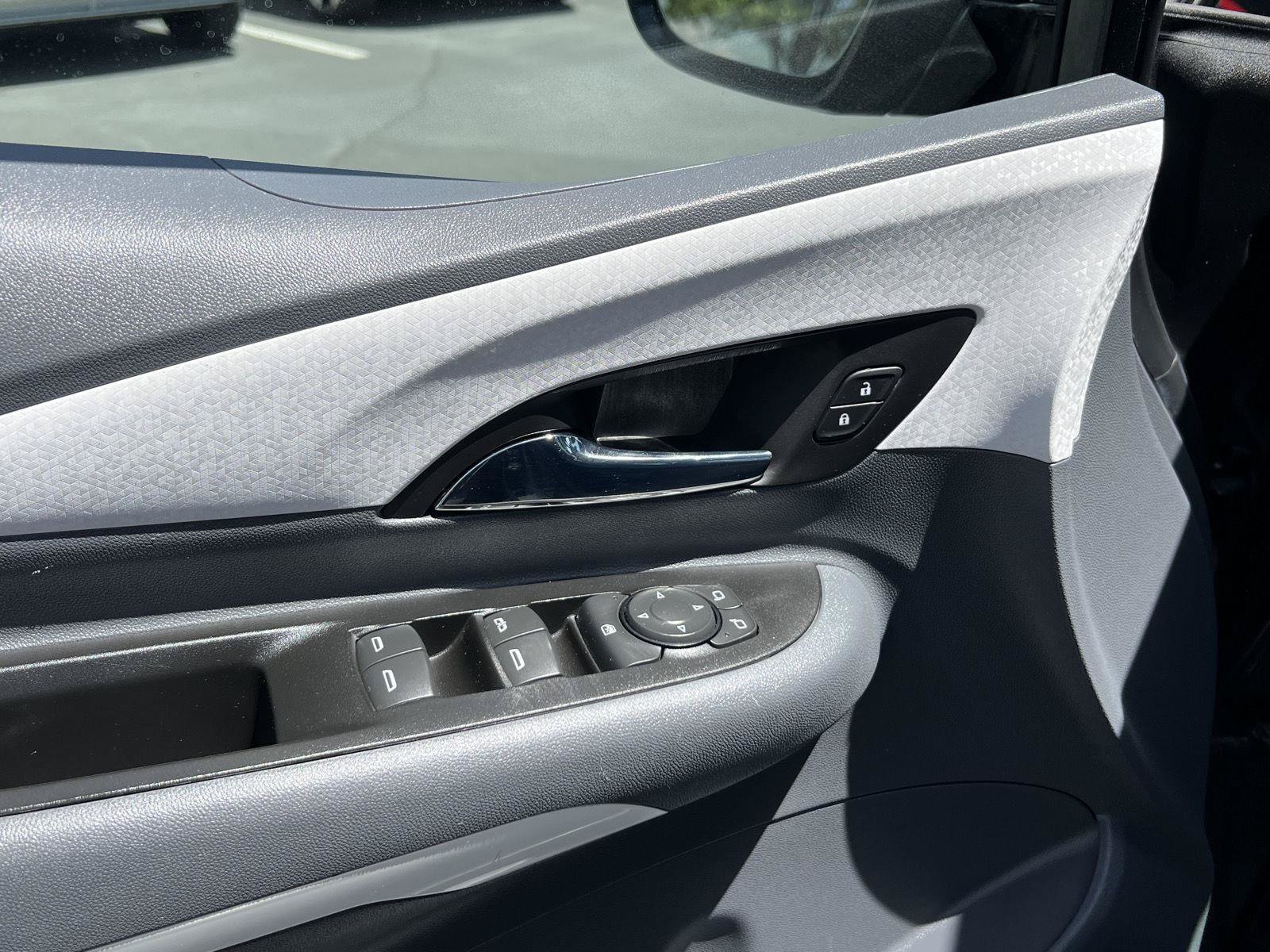 Used 2018 Chevrolet Bolt Premier w/ Driver Confidence II Package FWD image 29