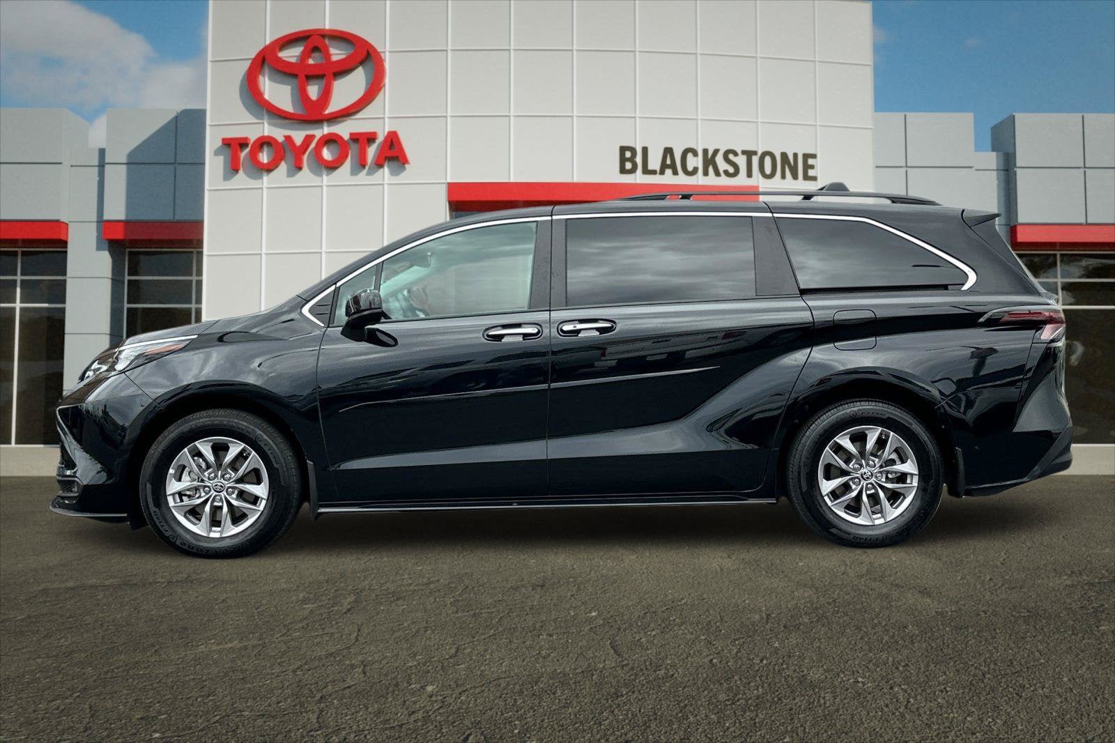 Certified 2025 Toyota Sienna XLE FWD image 6
