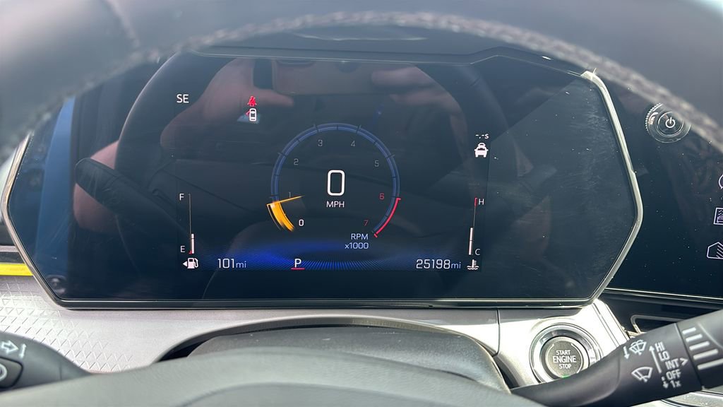 Used 2025 Chevrolet Trax LT w/ Sunroof Package image 16