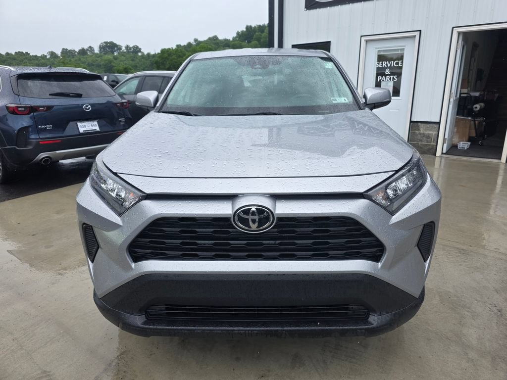 Used 2022 Toyota RAV4 LE AWD/4WD image 2