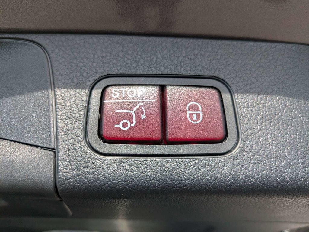 Used 2025 Mercedes-Benz GLB 250 image 14