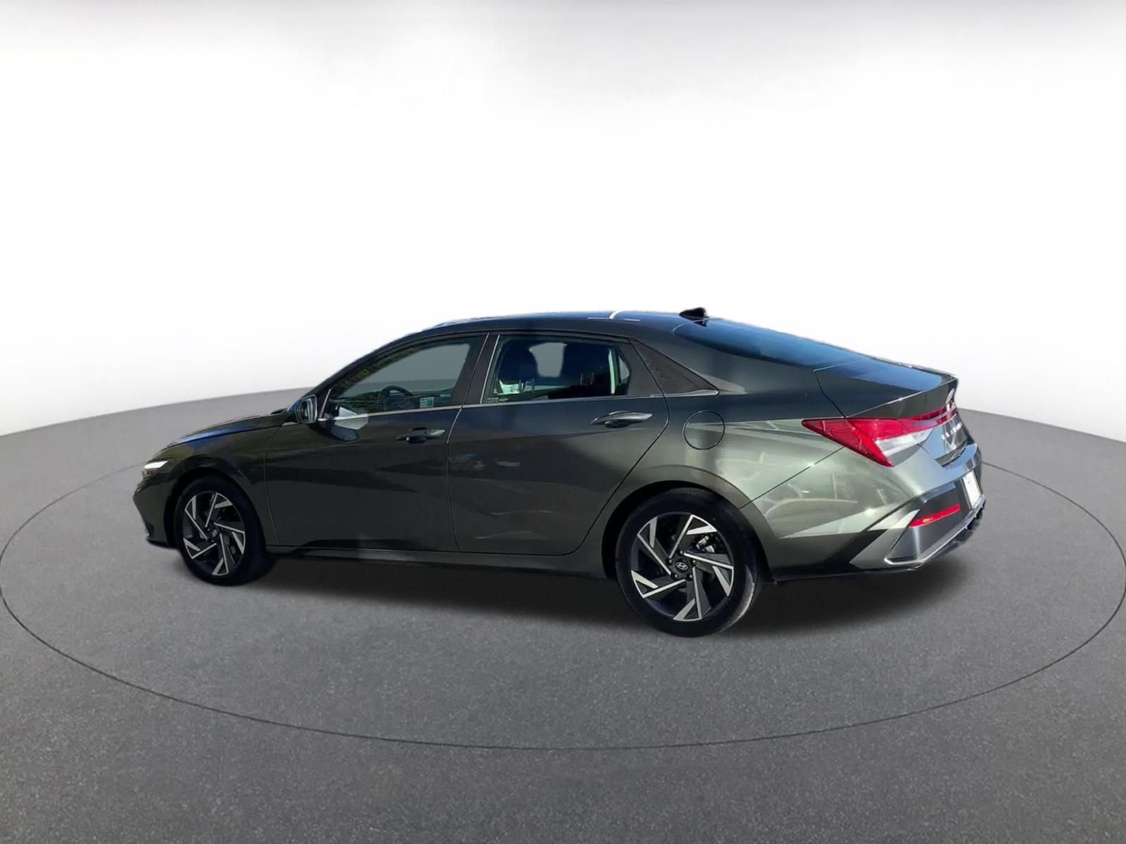 Used 2025 Hyundai Elantra SEL image 10