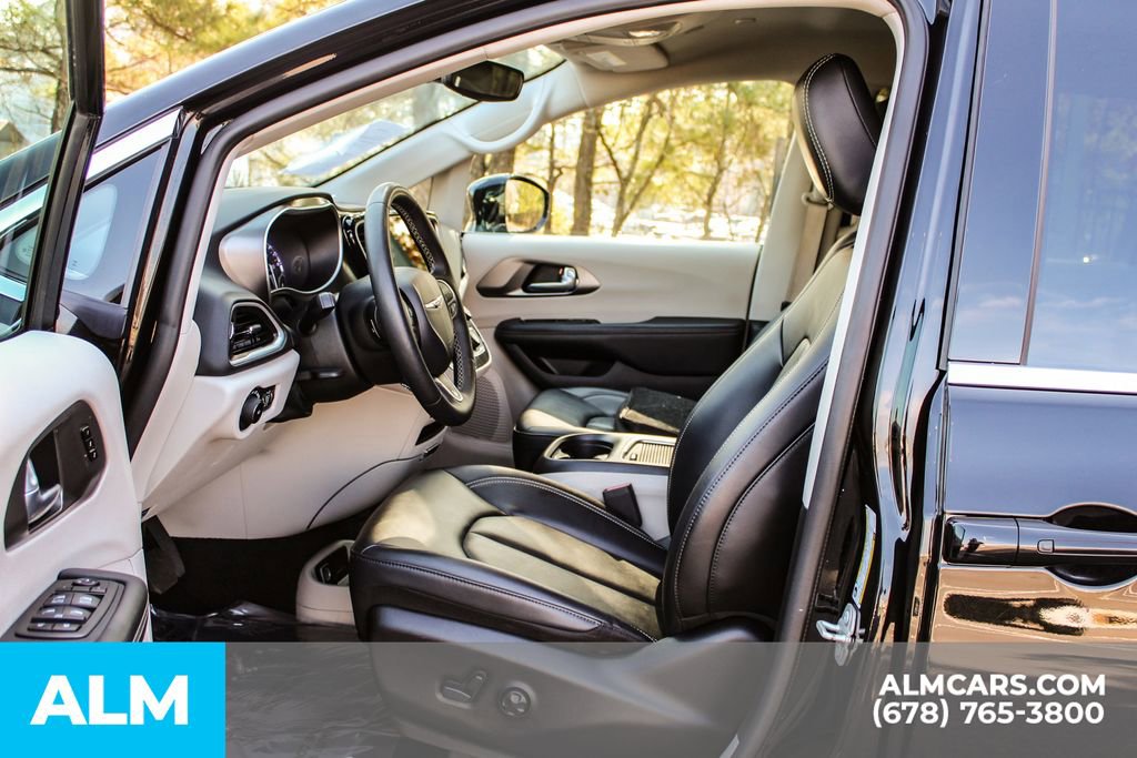 Used 2024 Chrysler Pacifica Touring-L image 17
